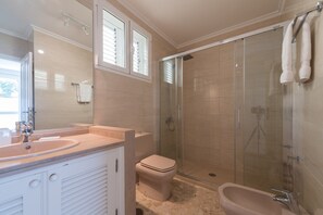 Douche, sèche-cheveux, serviettes fournies, savon