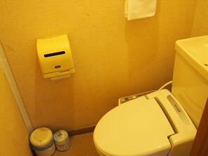 Kamar Tradisional, kamar mandi umum (Japanese Style) | Kamar mandi | Perlengkapan mandi gratis, pengering rambut,  dan sandal