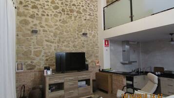 Een televisie, videogames en een stereo