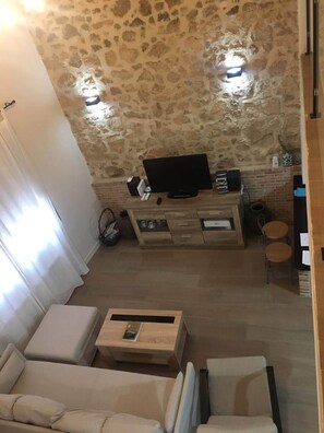 Een televisie, videogames en een stereo