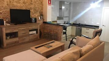 Een televisie, videogames en een stereo