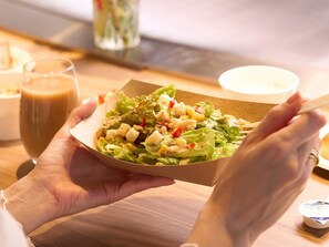 Déjeuner en libre-service gratuit tous les jours