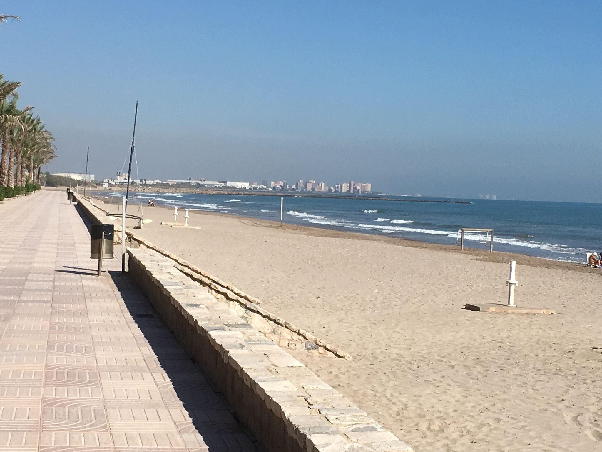 Beach nearby, sun loungers, beach towels