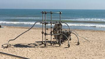 Beach nearby, sun loungers, beach towels