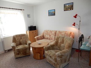 TV - Apartment / Hof - FeWo WE 6402 Holiday u Fishing on Rügen-quiet location, Garden! (Trent)