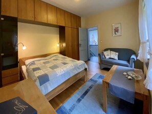 2 bedrooms, travel cot, WiFi, bed sheets