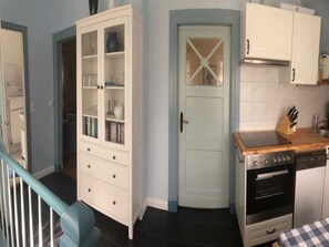 Een koelkast, een oven, een vaatwasser, een kinderstoel