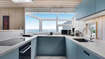 Køleskab, kogeplade, opvaskemaskine, kaffe-/temaskine