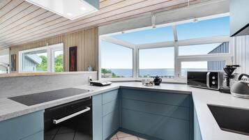 Refrigerador, parrilla de estufa, lavavajillas y cafetera y tetera