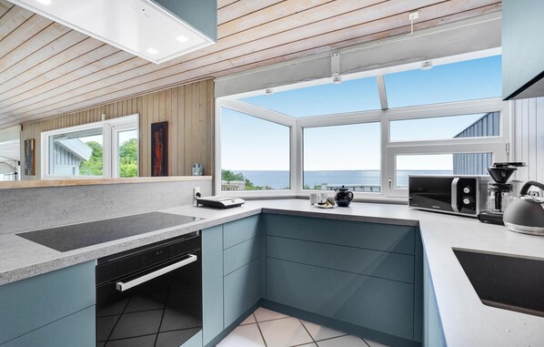 Fridge, stovetop, dishwasher, coffee/tea maker - 4 bedroom beautiful home in Asnæs (Asnæs)