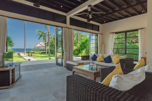 Televisión, reproductor de DVD, libros y biblioteca musical 