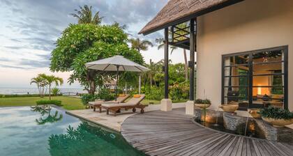 Ylellinen 6 hengen yksityinen huvila, aivan rannalla ja merellä, Lovina, Pohjois-Bali