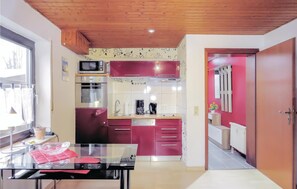 Refrigerador, parrilla de estufa, lavavajillas y cafetera y tetera 