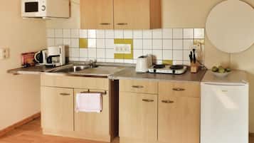 Frigorífico, placa de cocina y cafetera o tetera