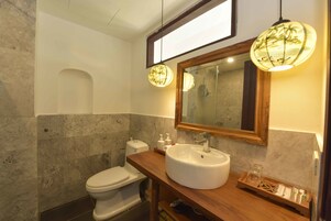 Ducha, artículos de tocador gratuitos, secador de pelo, pantuflas