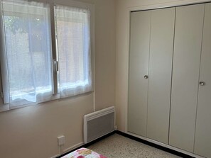 Interior - Cozy 1BR Ground Floor Apt, Sleeps 4, Steps from Beach, Parking Included (Le Grau-du-Roi)