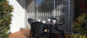 Cozy 1BR Ground Floor Apt, Sleeps 4, Steps from Beach, Parking Included