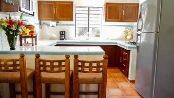 Traditional Studio, 1 King Bed | Private kitchen | Fridge, microwave, oven, stovetop