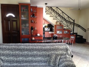 Hus, 2 soverom, strandutsikt | Oppholdsområde | Flatskjerm-TV og peis