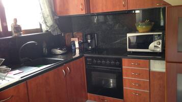 Rumah, 2 kamar tidur, pemandangan pantai | Dapur pribadi | Lemari es, microwave, oven, dan kompor