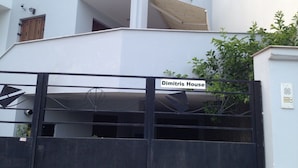 Front of property - Dimitri's Guesthouse (Argos-Mykines)