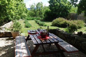 Outdoor dining - Nice cottage in the Luberon Regional Park (Viens)