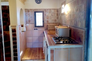 Refrigerador, microondas, parrilla de estufa y cafetera y tetera 