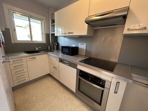 Køleskab, mikrobølgeovn, ovn, kogeplade