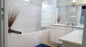 Combined shower/bathtub, hair dryer, towels, soap