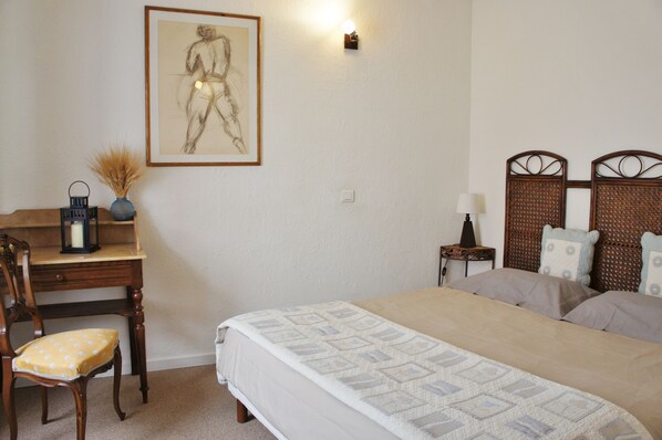 2 bedrooms, iron/ironing board, travel cot, free WiFi