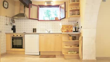 Frigorifero, microonde, forno, piano cottura