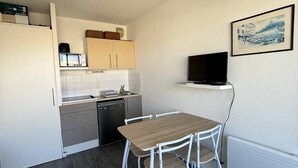 Dining - Apartment 2/3 people, 50 m from the beaches with lateral view on the ocean (Mimizan)
