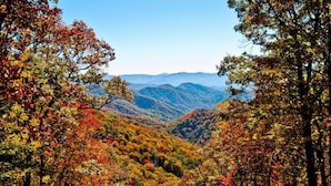 A mountainous landscape with autumn foliage. - Gatlinburg Cabin 4BR 2.5BA Hot Tub 7 Beds Low Cleaning Fee Smoky Mountains Dolly (Gatlinburg)