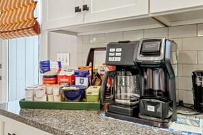 雪櫃、微波爐、焗爐、爐具