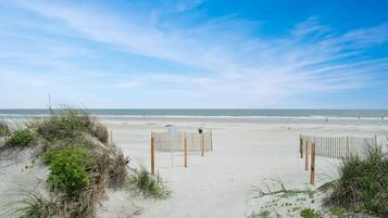 靠近海滩、沙滩椅