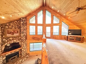 Smart-TV, Kamin, DVD-Player