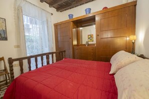 1 habitación, escritorio, tabla de planchar con plancha y cuna de viaje