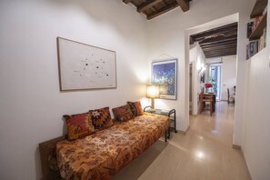 1 Schlafzimmer, Schreibtisch, Bügeleisen/Bügelbrett, Reisekinderbett