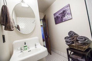 Tina con regadera, secadora de cabello, toallas, jabón 