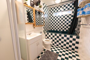 Bathtub, towels - Vacation beach home for sun and fun (Waialua)