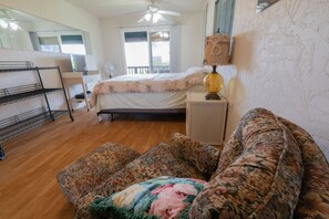 4 bedrooms, WiFi (free), bed sheets - Vacation beach home for sun and fun (Waialua)