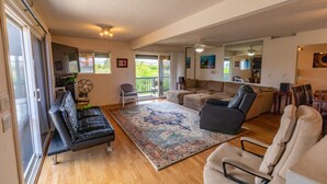 Living area - Vacation beach home for sun and fun (Waialua)