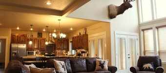 Gorgeous 5+ Bedroom Home w/ Hot Tub, Near Tamarack