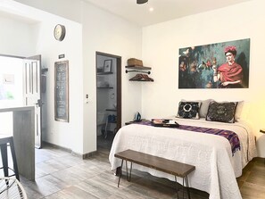 Tabla de planchar con plancha, wifi gratis y ropa de cama 