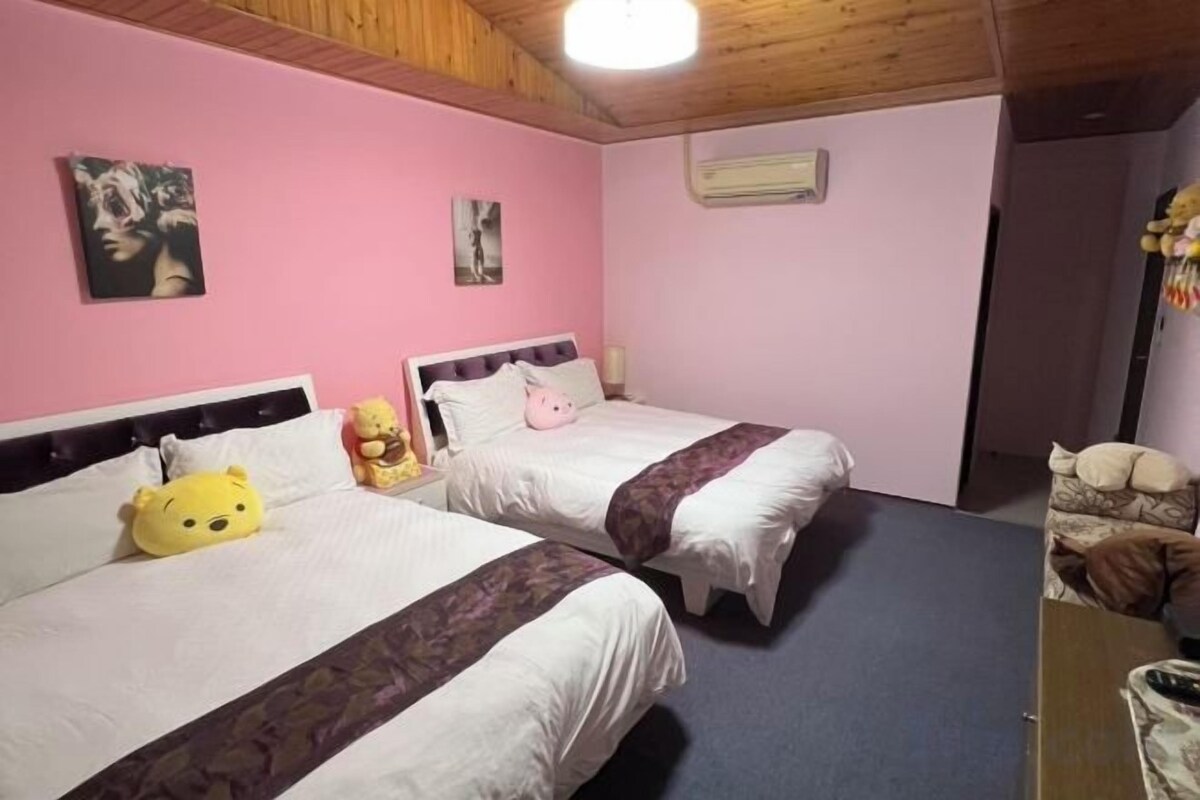 Cortinas opacas, wifi gratis, ropa de cama