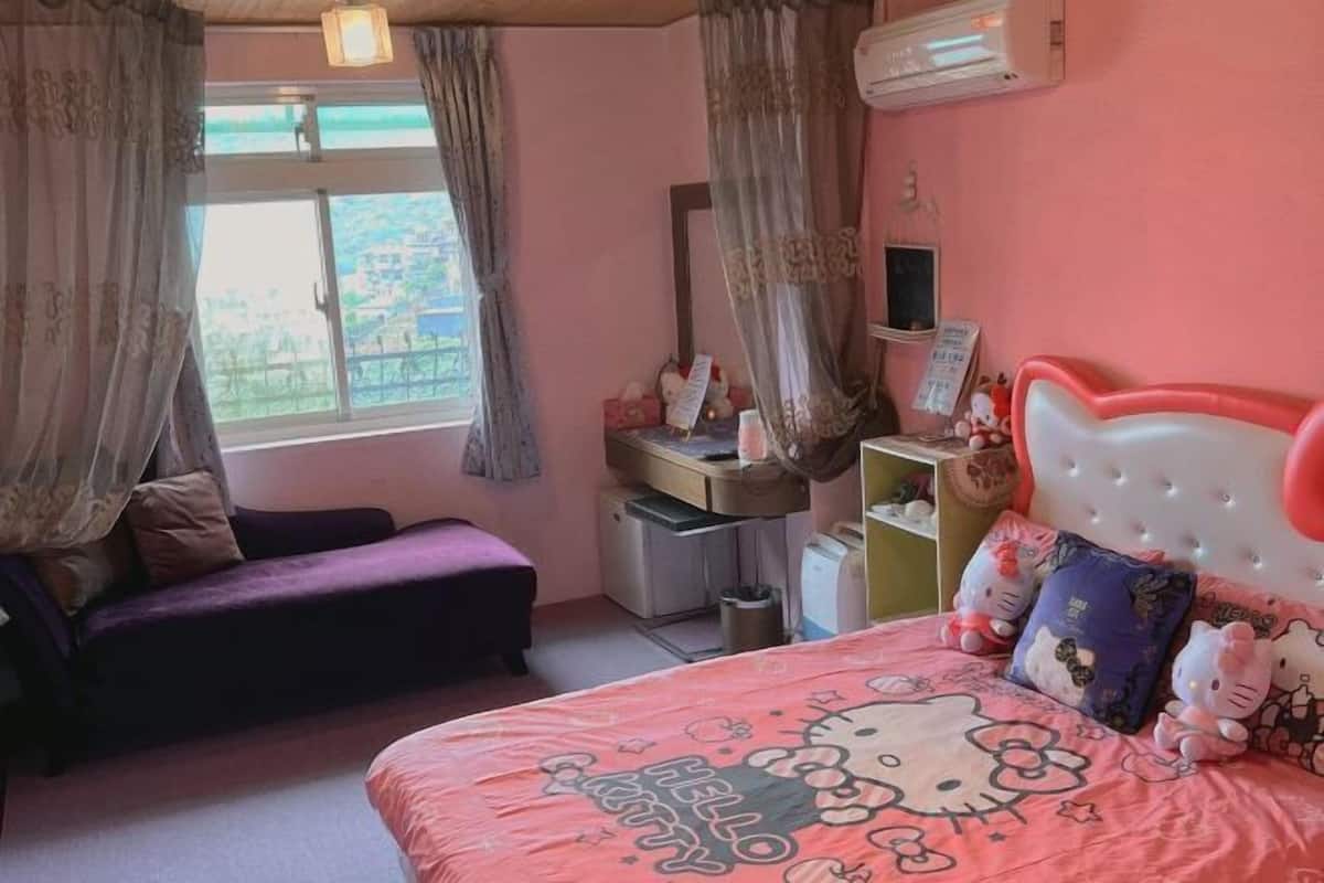 Blackout curtains, free WiFi, bed sheets
