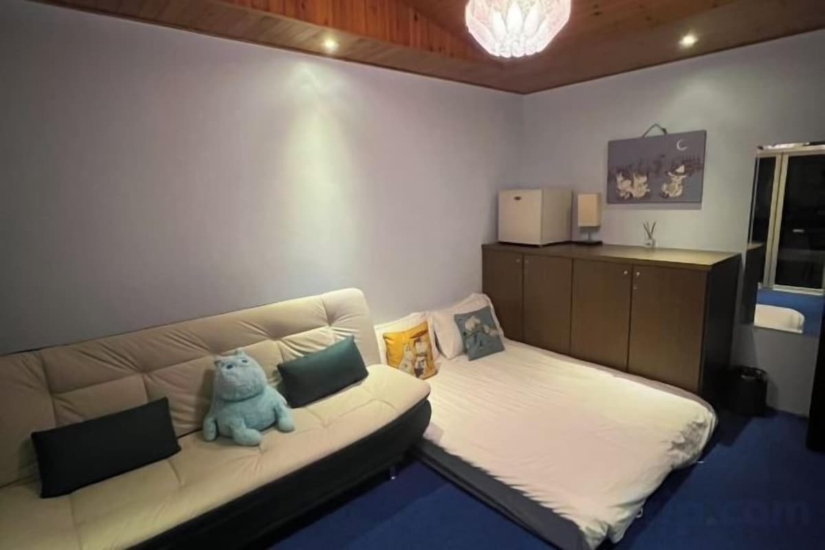 Cortinas opacas, wifi gratis, ropa de cama