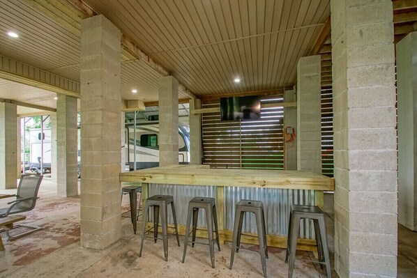 Bar (on property) - Premier Lodging for Fishing Charter Guests & Unforgettable New Orleans Vacations (Lafitte)