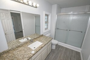 Bathtub, hair dryer, towels, soap - Premier Lodging for Fishing Charter Guests & Unforgettable New Orleans Vacations (Lafitte)