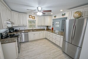 Fridge, microwave, oven, stovetop - Premier Lodging for Fishing Charter Guests & Unforgettable New Orleans Vacations (Lafitte)